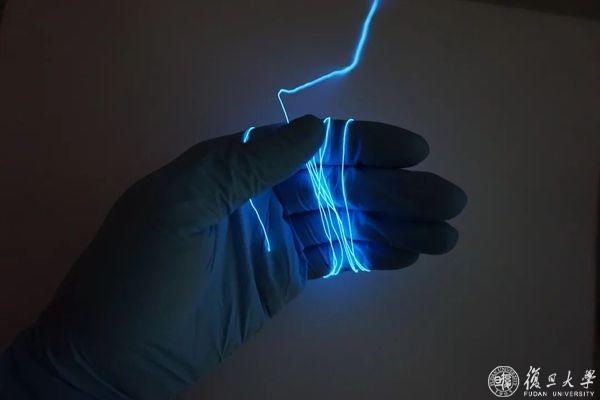 复旦智能织物登上 Nature！原来身穿显示屏就能这样聊天看地图