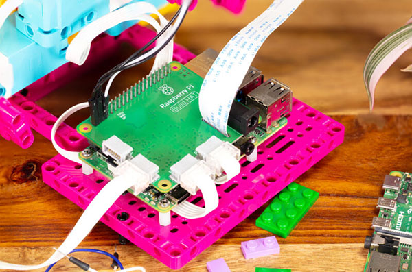 树莓派最新扩展版Raspberry Pi Build HAT兼容乐高电机和传感器