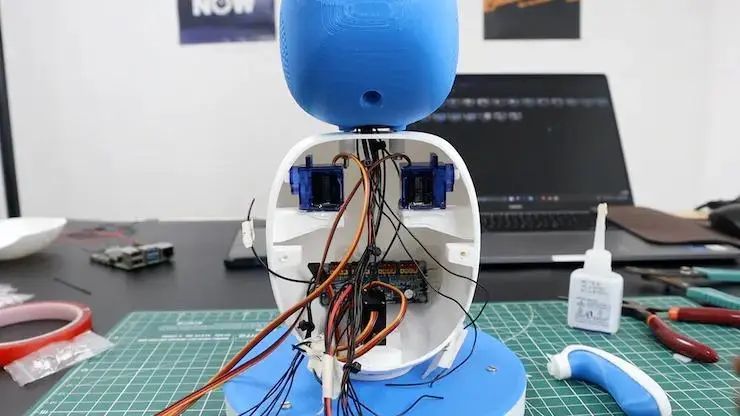 Emo：基于树莓派 4B DIY 能笑会动的桌面机器人