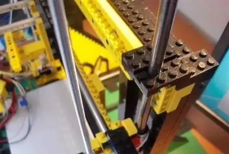 教您用乐高积木组装一台功能完整的3D打印机
