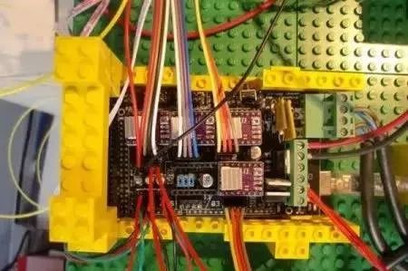 教您用乐高积木组装一台功能完整的3D打印机